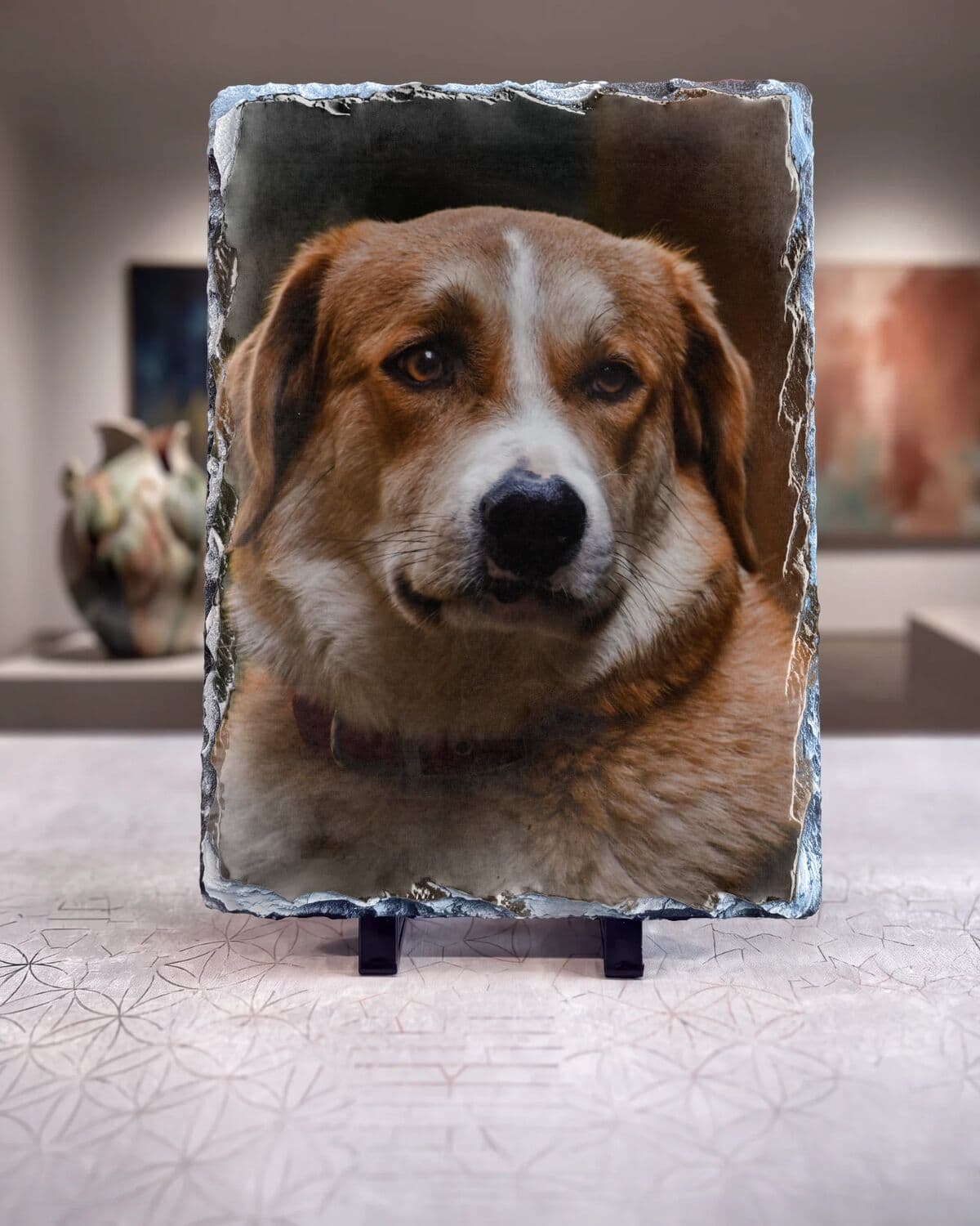 Portret qeni i printuar në gur